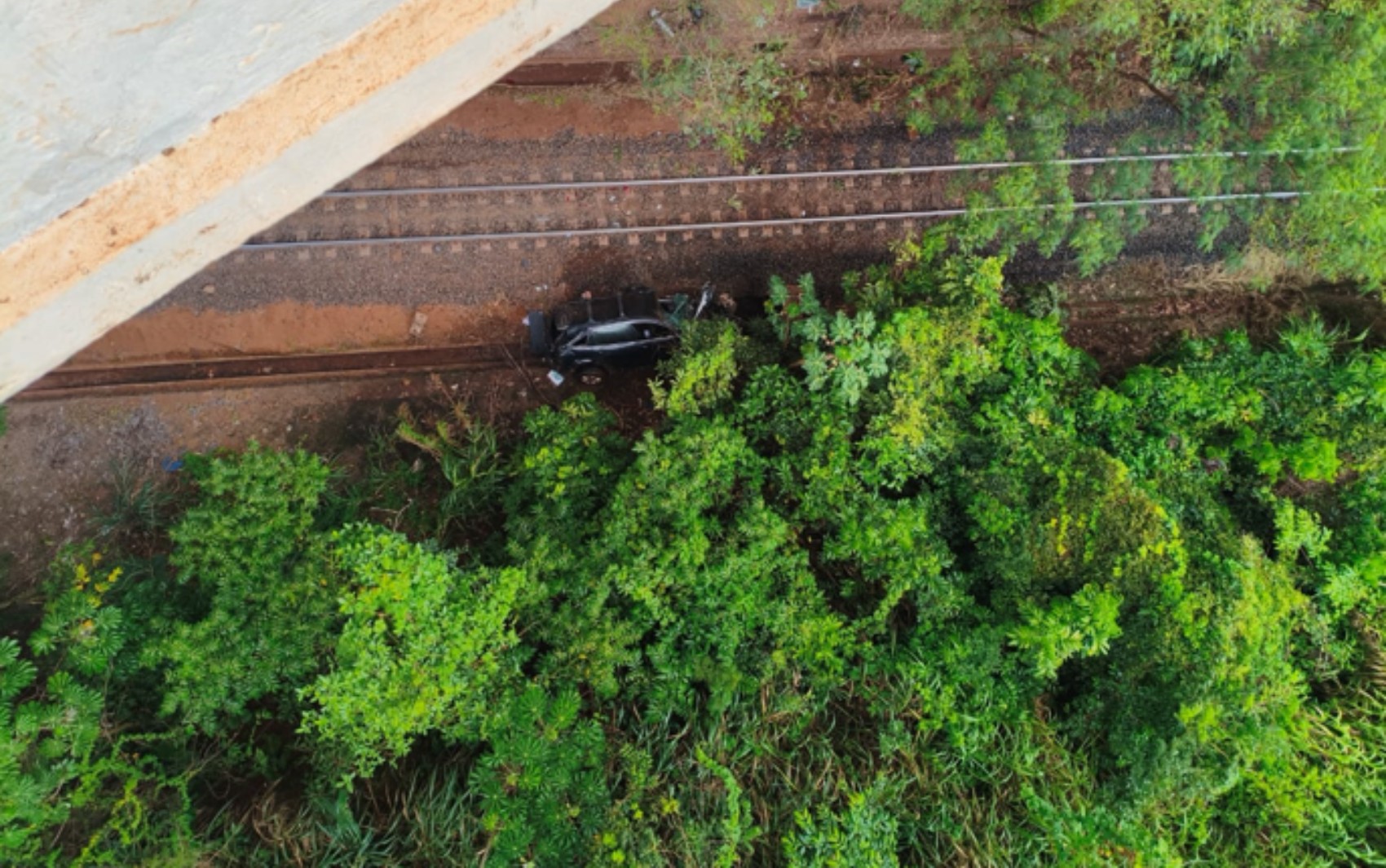 Homem é socorrido em estado grave após cair com carro de viaduto a 30 metros de altura em Ituverava, SP