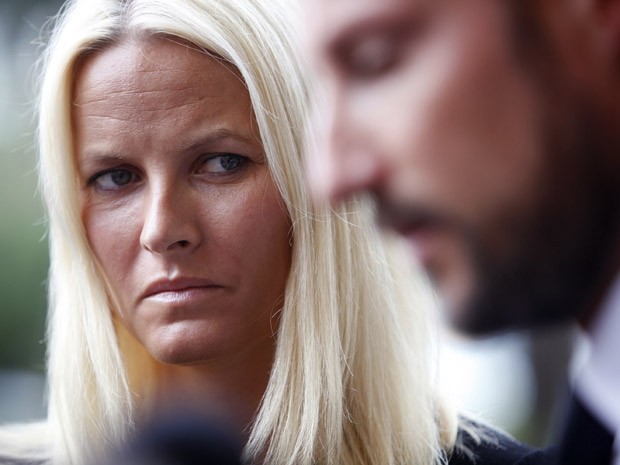 Princesa herdeira da Noruega pede desculpas ao rei e à rainha por amizade com Epstein