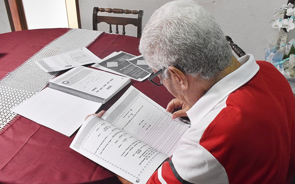“Mãe, eu formei!”: Idoso viraliza ao ir até mãe, de 97 anos, usando beca e com diploma em MG — Foto: Júlia Reis/g1