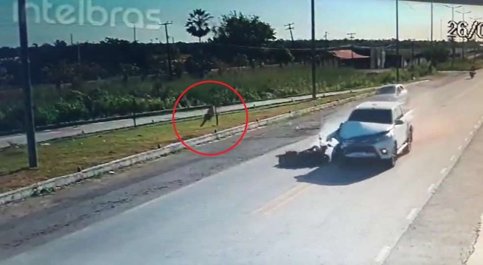 Motociclista é arremessado no ar após ser atingido por caminhonete na contramão na BR-020, em Caucaia, na Região Metropolitana de Fortaleza. — Foto: Reprodução
