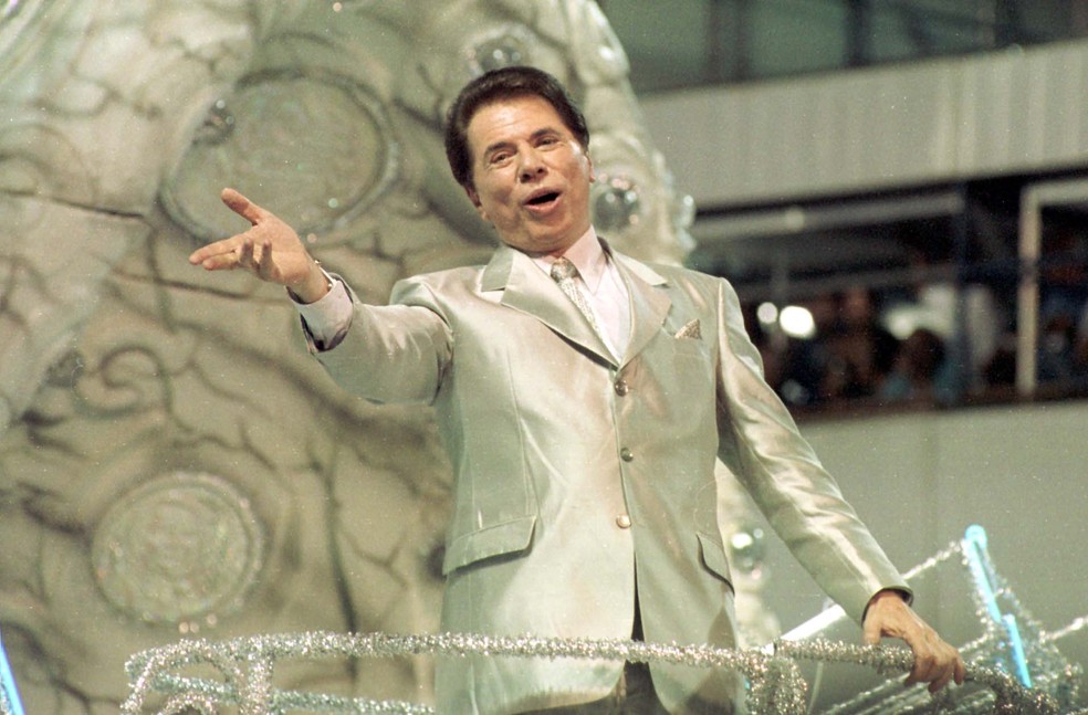 O empres&aacute;rio e apresentador Silvio Santos desfila como destaque da escola de samba carioca Tradi&ccedil;&atilde;o, em fevereiro de 2001, cujo enredo era 'O Homem do Ba&uacute;-Hoje &eacute; Domingo, &eacute; Alegria. Vamos Sorrir e Cantar!', no Rio de Janeiro &mdash; Foto: F&aacute;bio Motta/Estad&atilde;o Conte&uacute;do/Arquivo