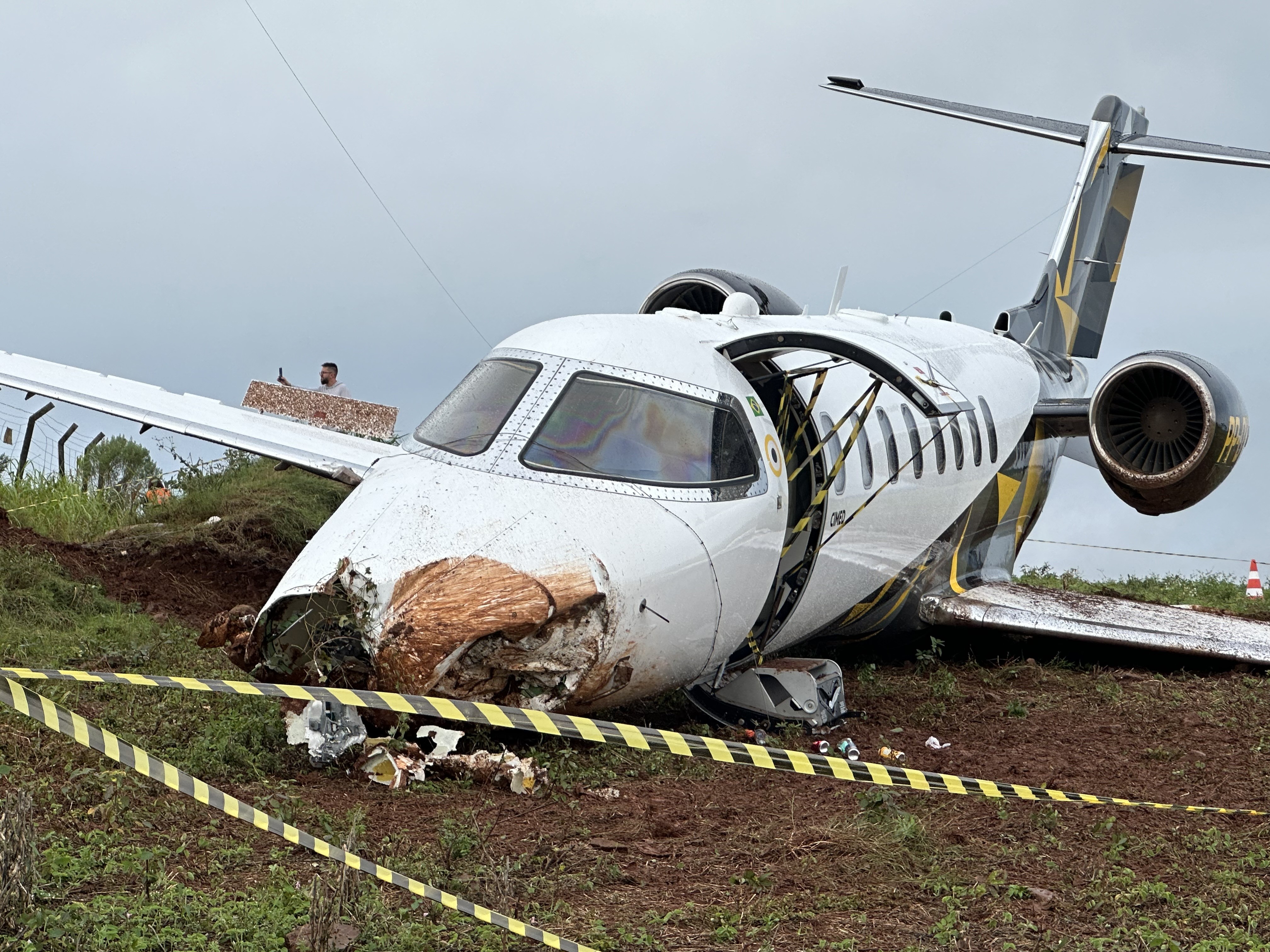 Avião da farmacêutica Cimed sai da pista após pouso em Erechim; veja fotos