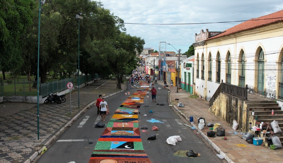 Foram mais de 14 horas de trabalho ininterrupto, em Teresina, para a produção dos tapetes que formam uma das principais tradições do Dia de Corpus Christi. — Foto: Tv Clube