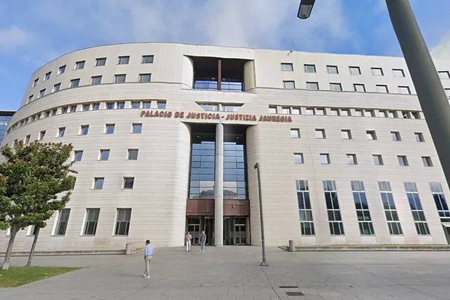 Professor é condenado a 180 anos de prisão por filmar 42 mulheres em banheiros e provadores na Espanha