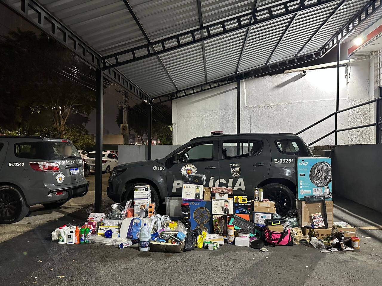 Ajudante de entregas e mais três são presos suspeitos de roubo de carga com encomendas online