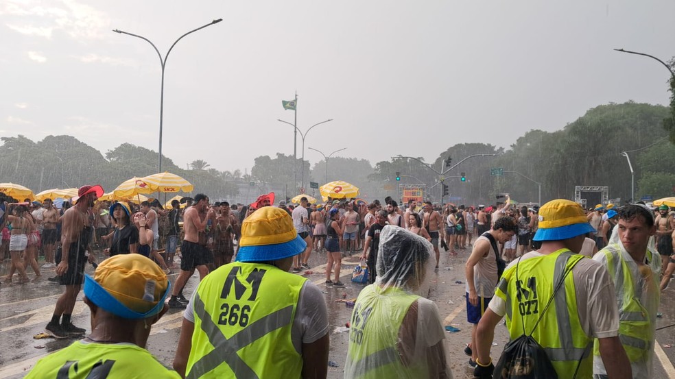 Chuva nesta terça-feira (16) durante bloco da Pabllo no Ibiraúera — Foto: Leonardo Zvarick/g1