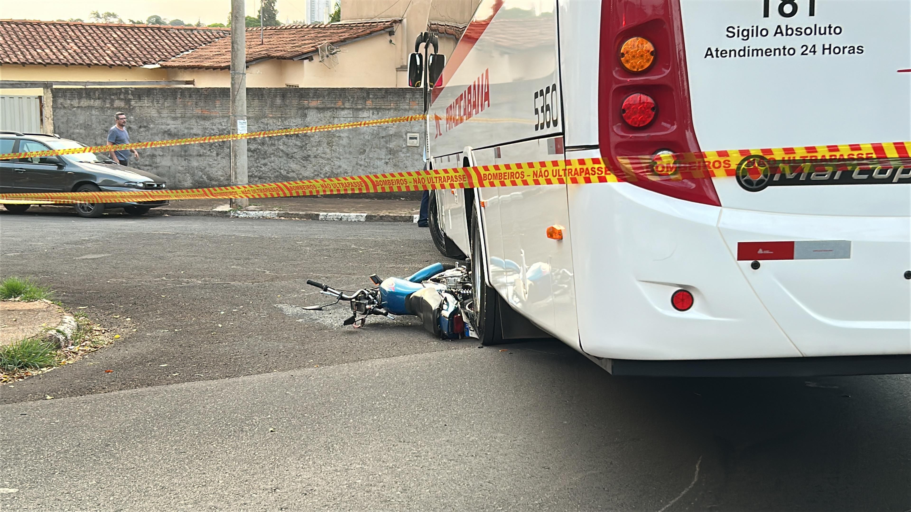 Motociclista de 35 anos morre em colisão com ônibus em Araraquara