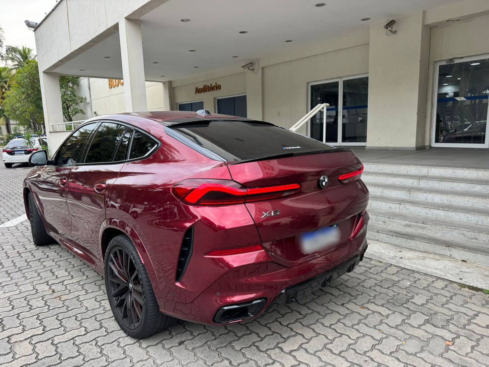 Carro de mais de R$ 1 milhão de Poze do Rodo foi levado à Cidade da Polícia por estar com cor diferente — Foto: Rafael Nascimento / g1 Rio