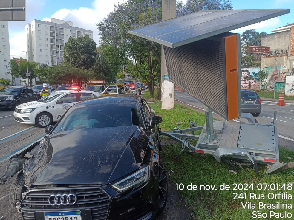 Acidente em semáforo na Avenida Presidente Tancredo Neves, no Sacomã, Zona Sul de São Paulo, na manhã deste domingo (10/11/2024). — Foto: Divulgação/PMESP