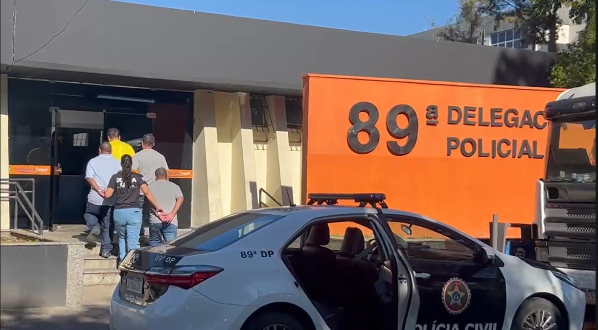 Quadrilha suspeita de desviar mercadorias de empresa de papelaria é presa em Resende 