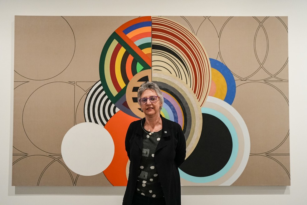 Regina Barros, curadora do museu no andar da mostra "Geometrias". — Foto: Fábio Tito/ g1