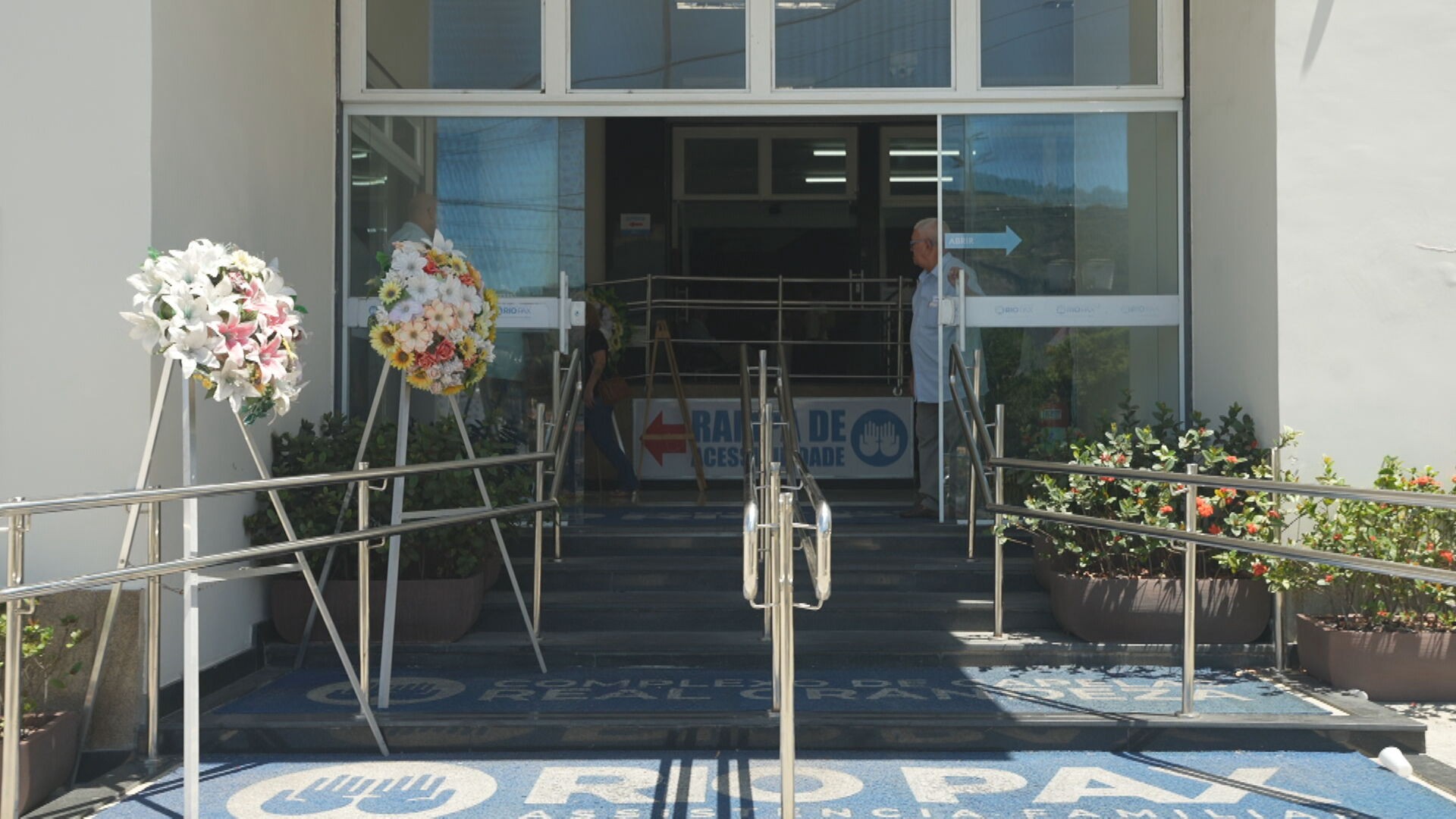 Corpo do autor Manoel Carlos é enterrado no Rio