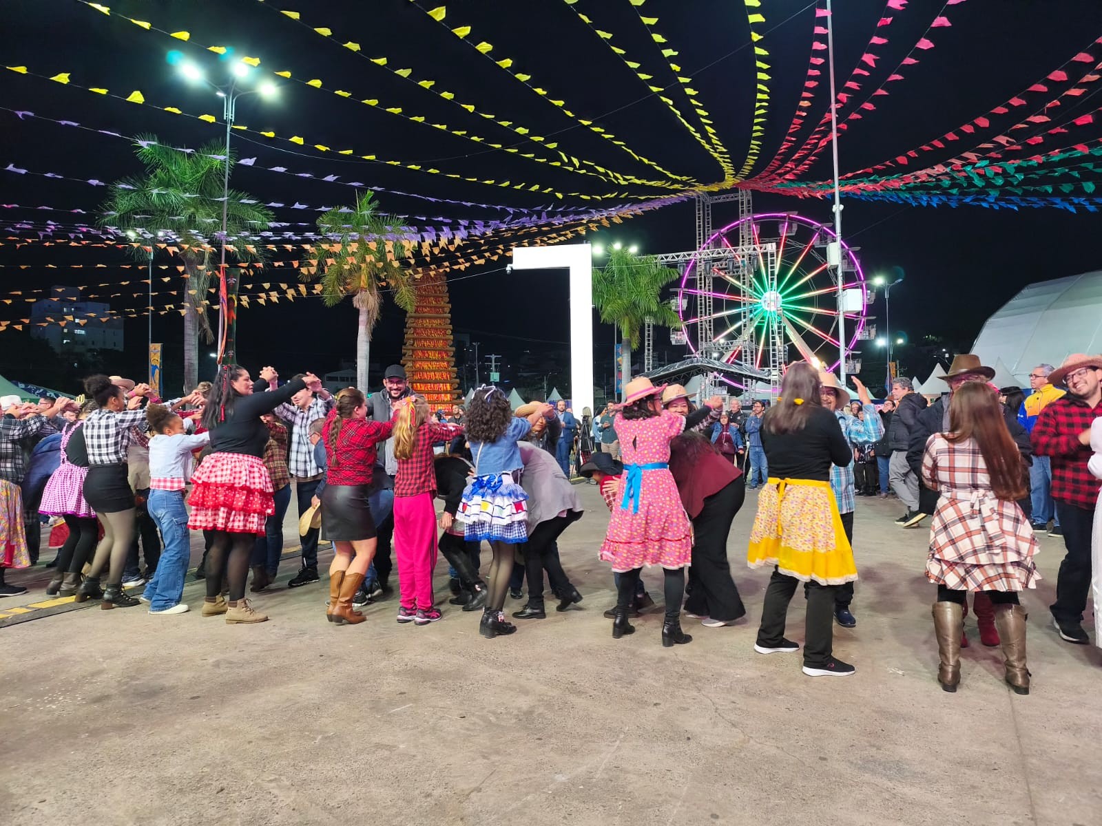 Abertura da Festa Junina de Votorantim com apresentações culturais e público local
