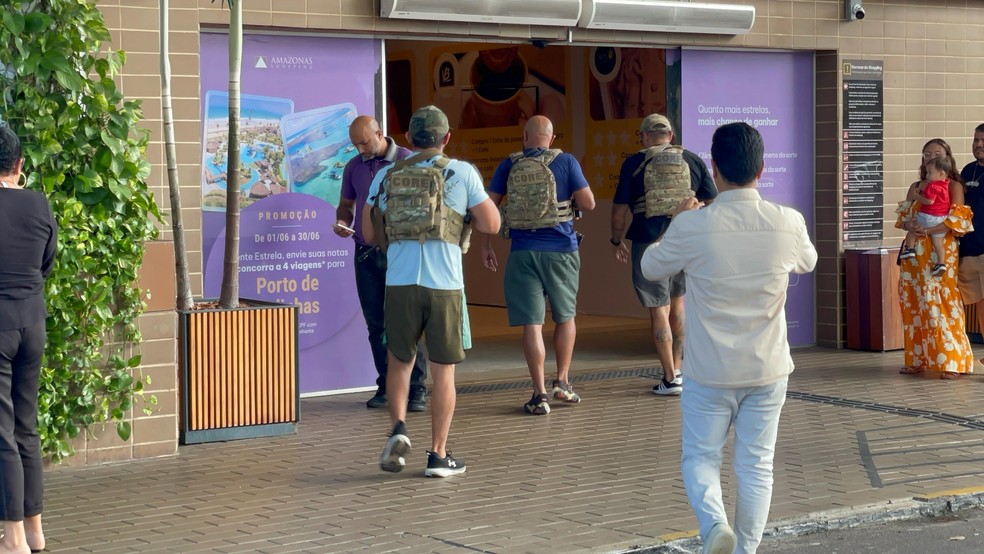 Agentes da Polícia Civil entram em shopping após assalto em Manaus — Foto: Patrick Marques/g1 AM