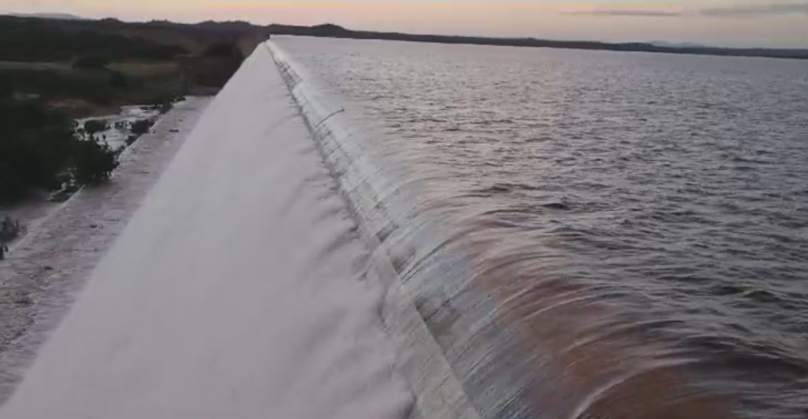 Terceiro maior reservatório de água do RN, Barragem de Umari volta a sangrar