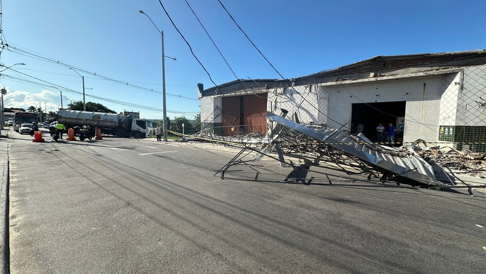 Marquise caiu e atingiu trabalhadores em Natal — Foto: Kleber Teixeira/Inter TV Cabugi