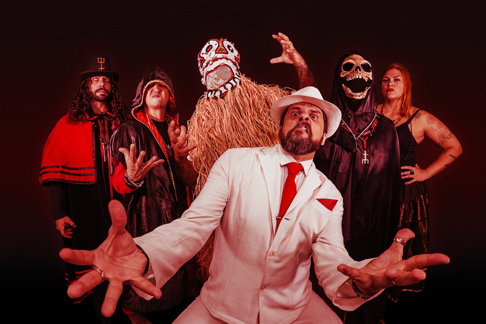 Banda Gangrena Gasosa celebra Elza Soares e molda som ‘macumba metal progressivo’ no álbum ‘Figa of the dark’