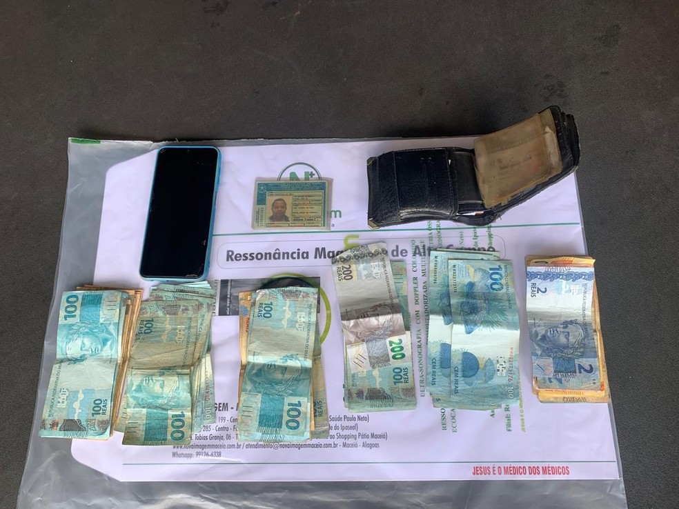 Dinheiro encontrado em carro de idoso que morreu em Maceió — Foto: Ascom Ronda do Bairro