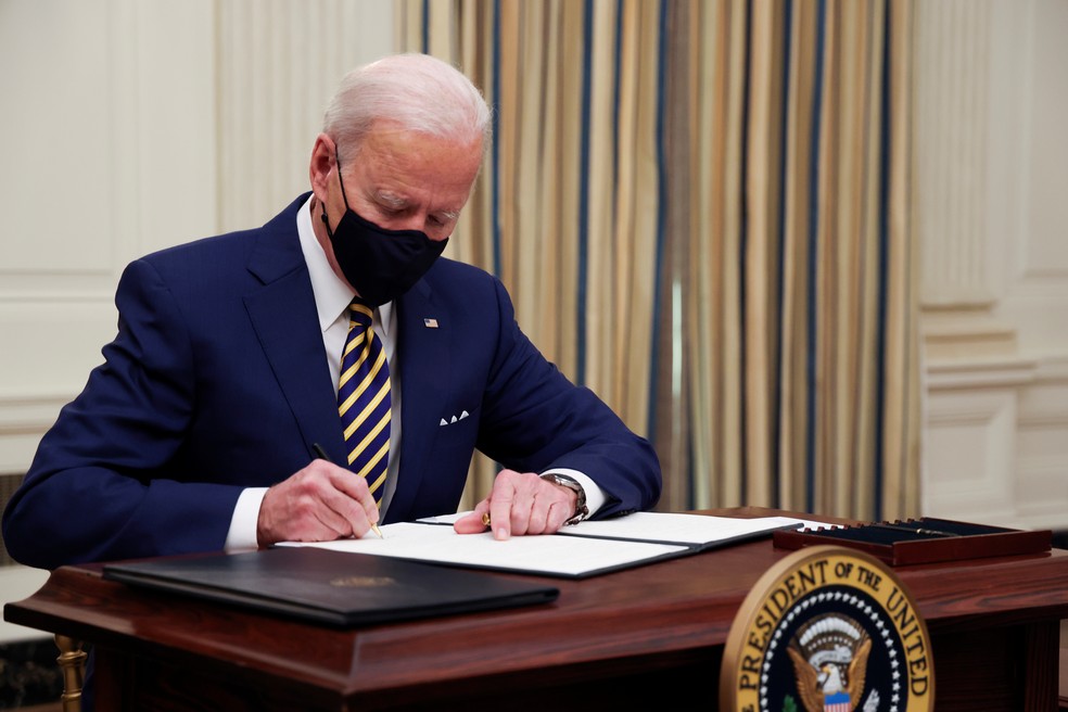 Biden dá largada em plano de apoio a PMEs, mas pacote trilionário