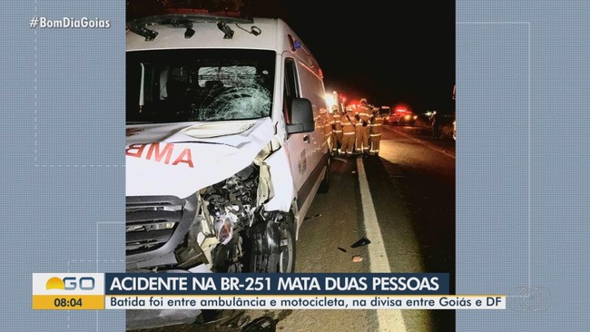 Batida entre ambulncia e moto termina em duas mortes na BR-251