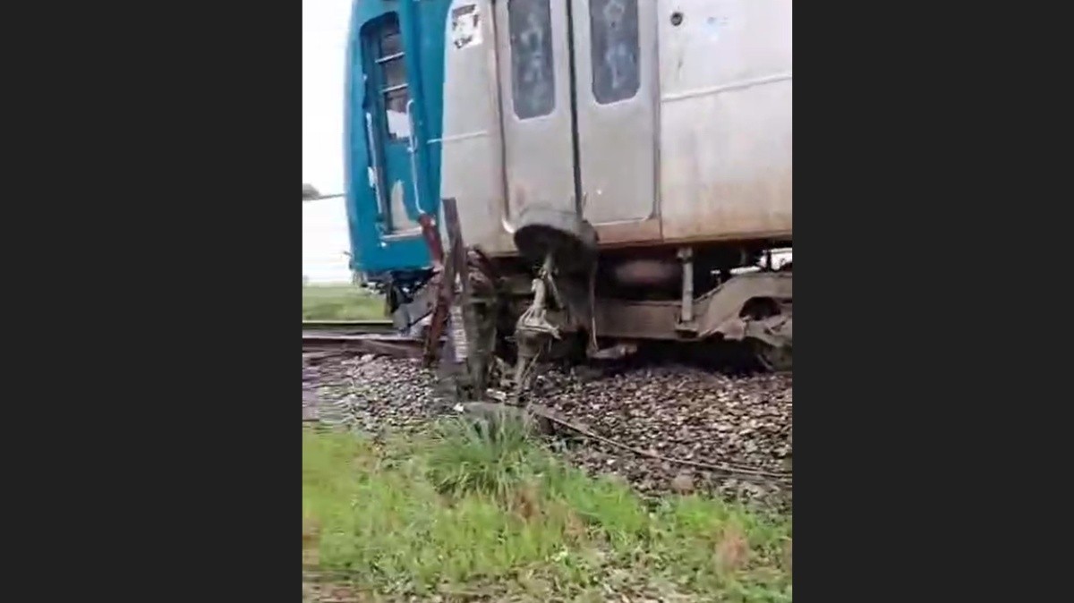 Carro invade linha férrea, bate em trem e deixa 1 pessoa presa às ferragens em Caxias
