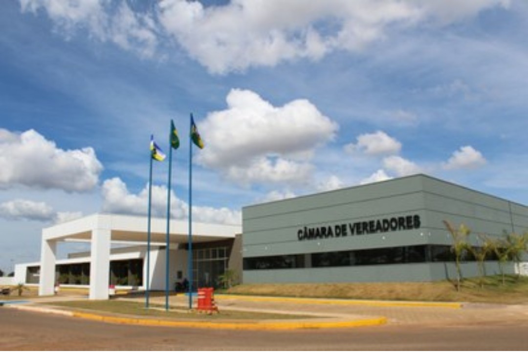 Vereadores aprovam auxílio-alimentação de R$ 1,4 mil e população reage com protestos em Vilhena, RO