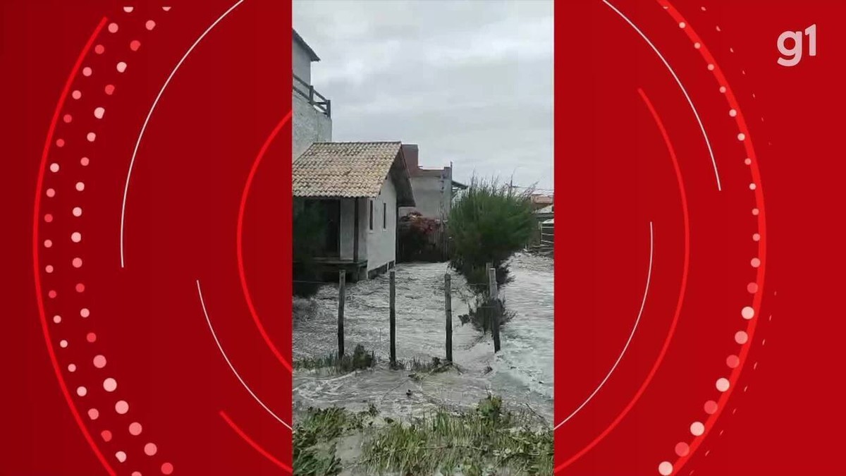 Mar avança e inunda ruas em Arraial do Cabo, no RJ