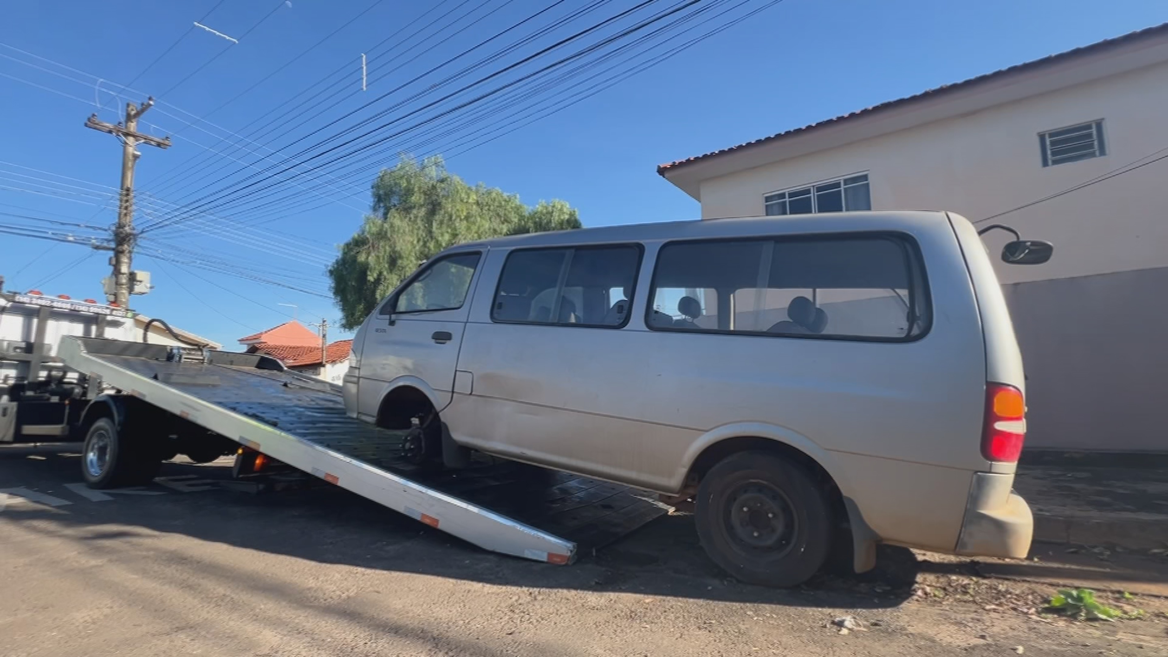 Emdurb recolhe veículos abandonados em ação contra a dengue em Marília