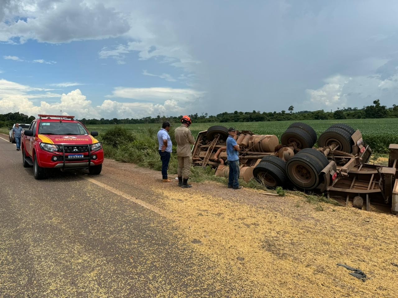 Caminhão tomba e mulher morre soterrada por carga de soja em MT 