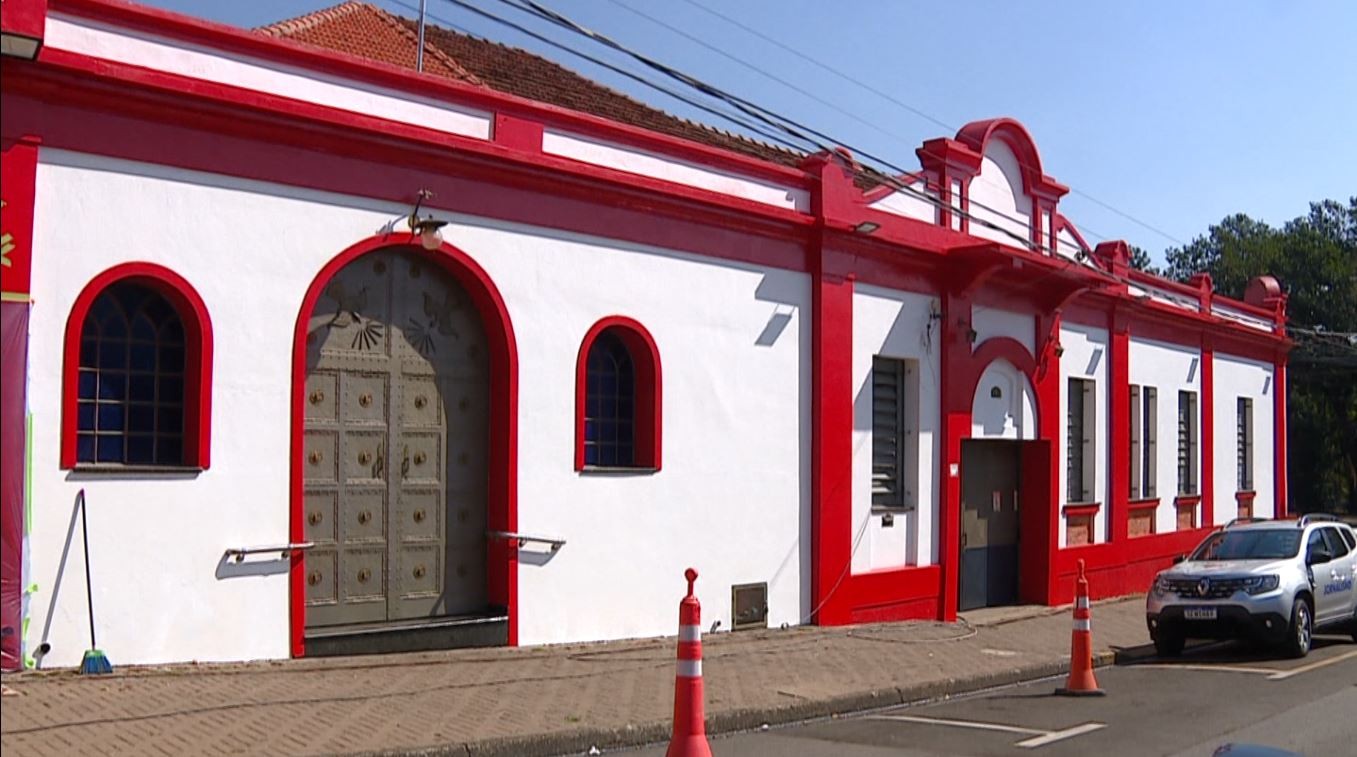 Mutirão comunitário renova pintura da tradicional Capela do Divino e casinhas vizinhas do Largo dos Pescadores
