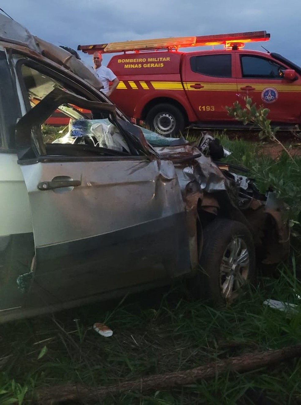Passageira morre após carro capotar várias vezes na AMG-900, em  Indianópolis | Triângulo Mineiro | G1