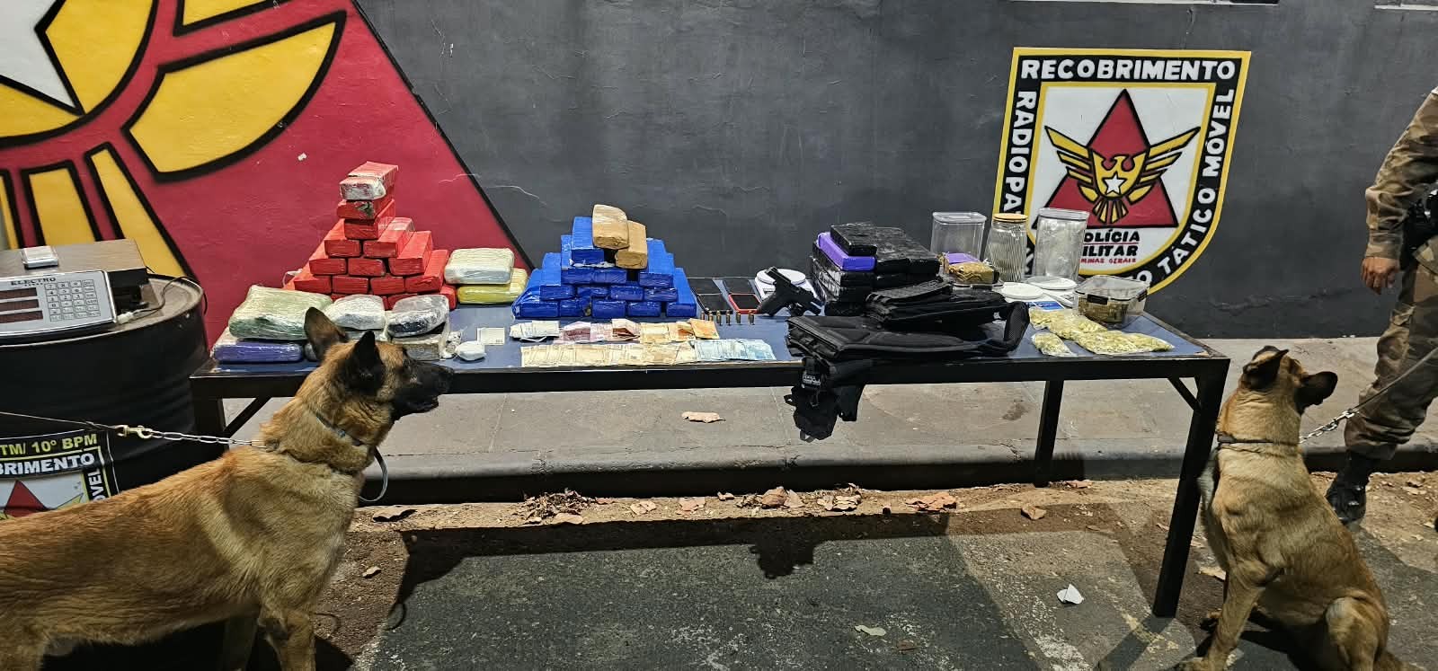 Abordagem a carro em Montes Claros revela arsenal e dezenas de barras de drogas em três imóveis