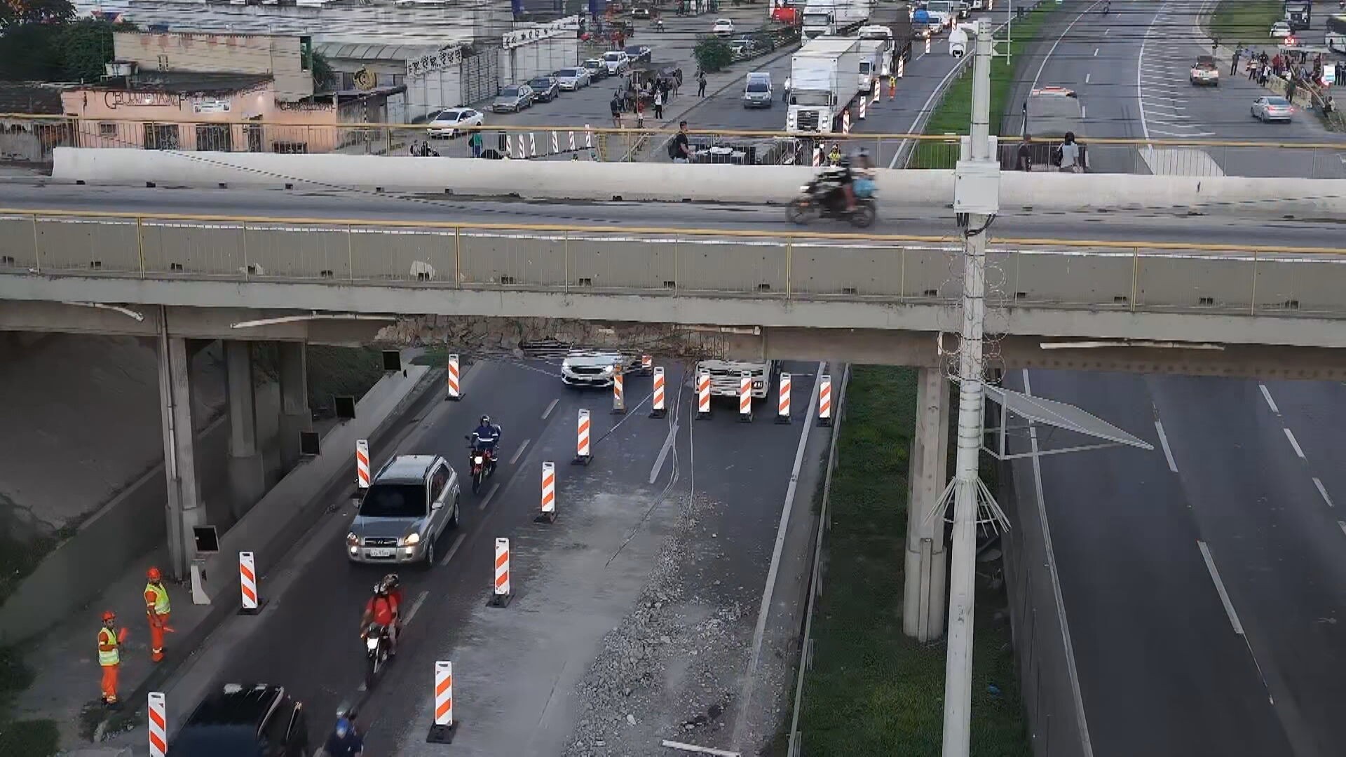Carreta bate na Via Dutra, interdita viaduto em Nova Iguaçu e trava trânsito na Baixada