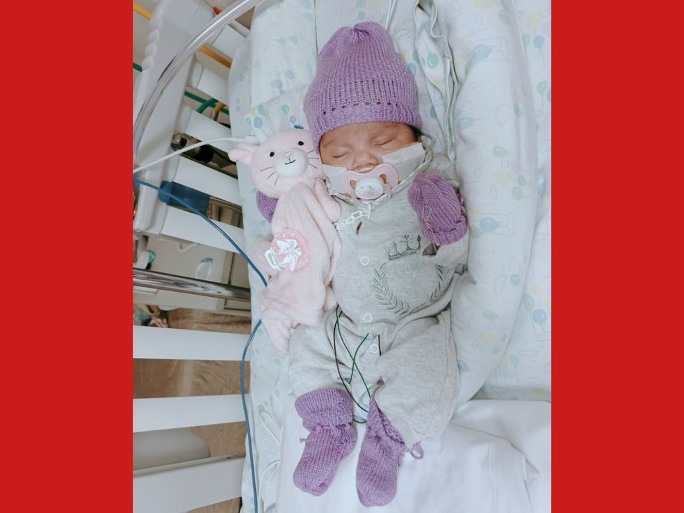 Maria Heloíse ficou internada em uma UTI neonatal após o nascimento e passou por um cateterismo cardíaco para melhorar a oxigenação — Foto: Arquivo pessoal