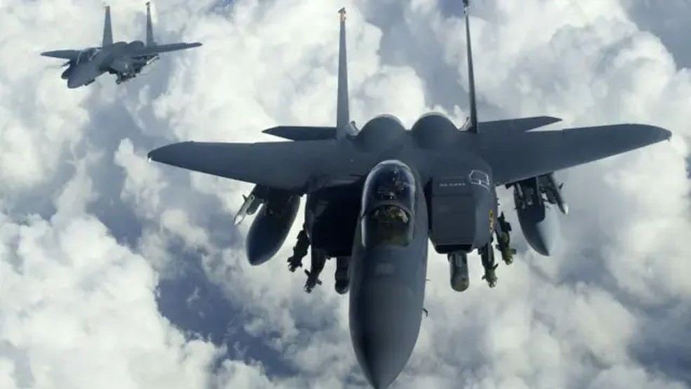 Dois jatos F-15E Strike Eagle voando lado a lado. — Foto: Getty Images via BBC