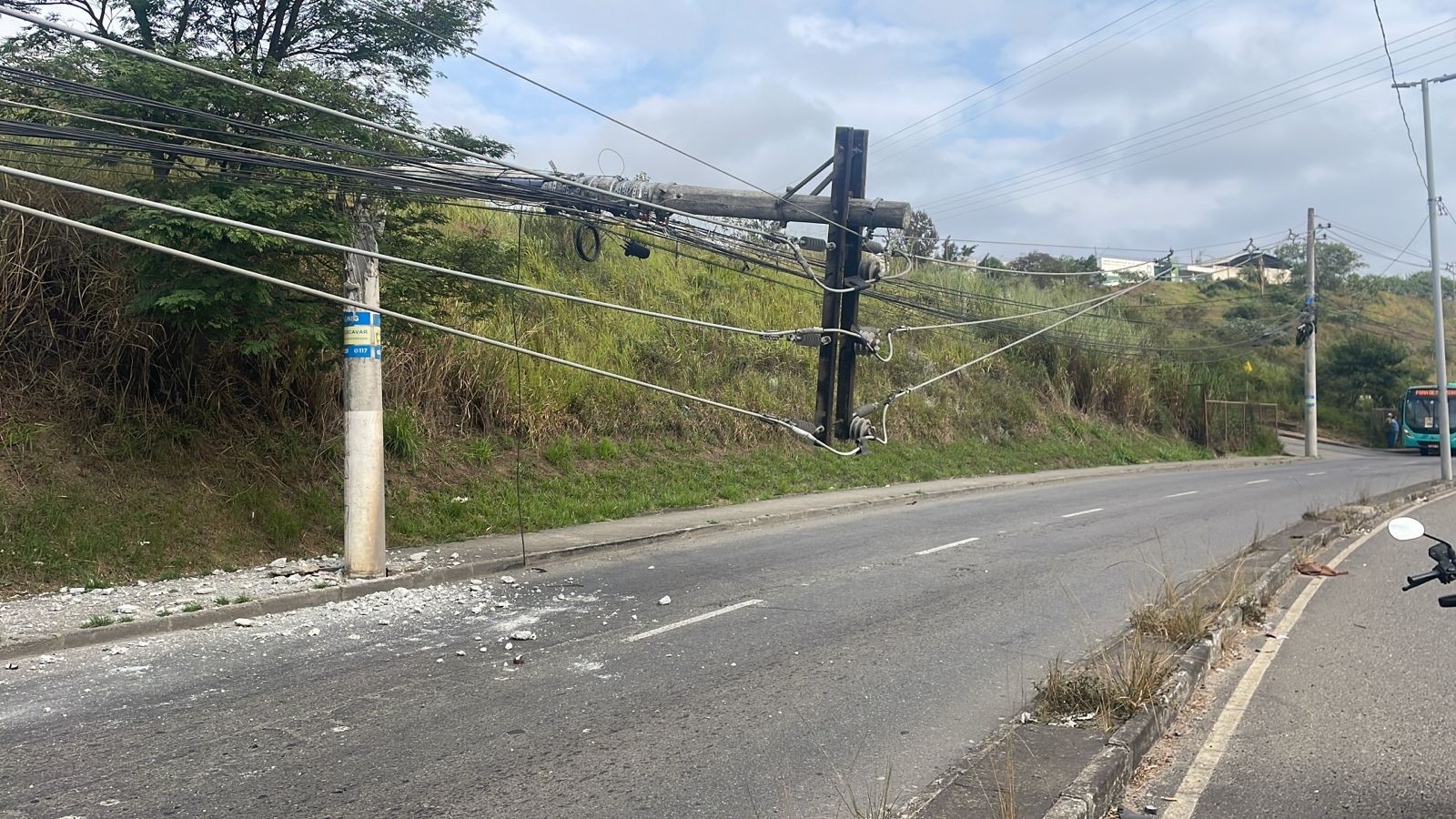 Poste quebra ao meio e agarra trânsito na Avenida JK, em Juiz de Fora