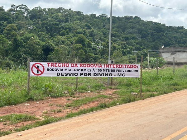 Faixa informa interdição em trecho de rodovia na Zona da Mata — Foto: Gabriel Landim/TV Integração