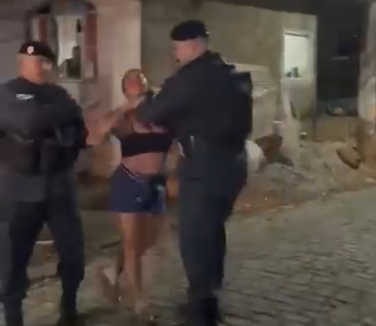 PM segurou mulher pelo pescoço após dar soco nela: 'Eu saí, e ele veio novamente'; vídeo