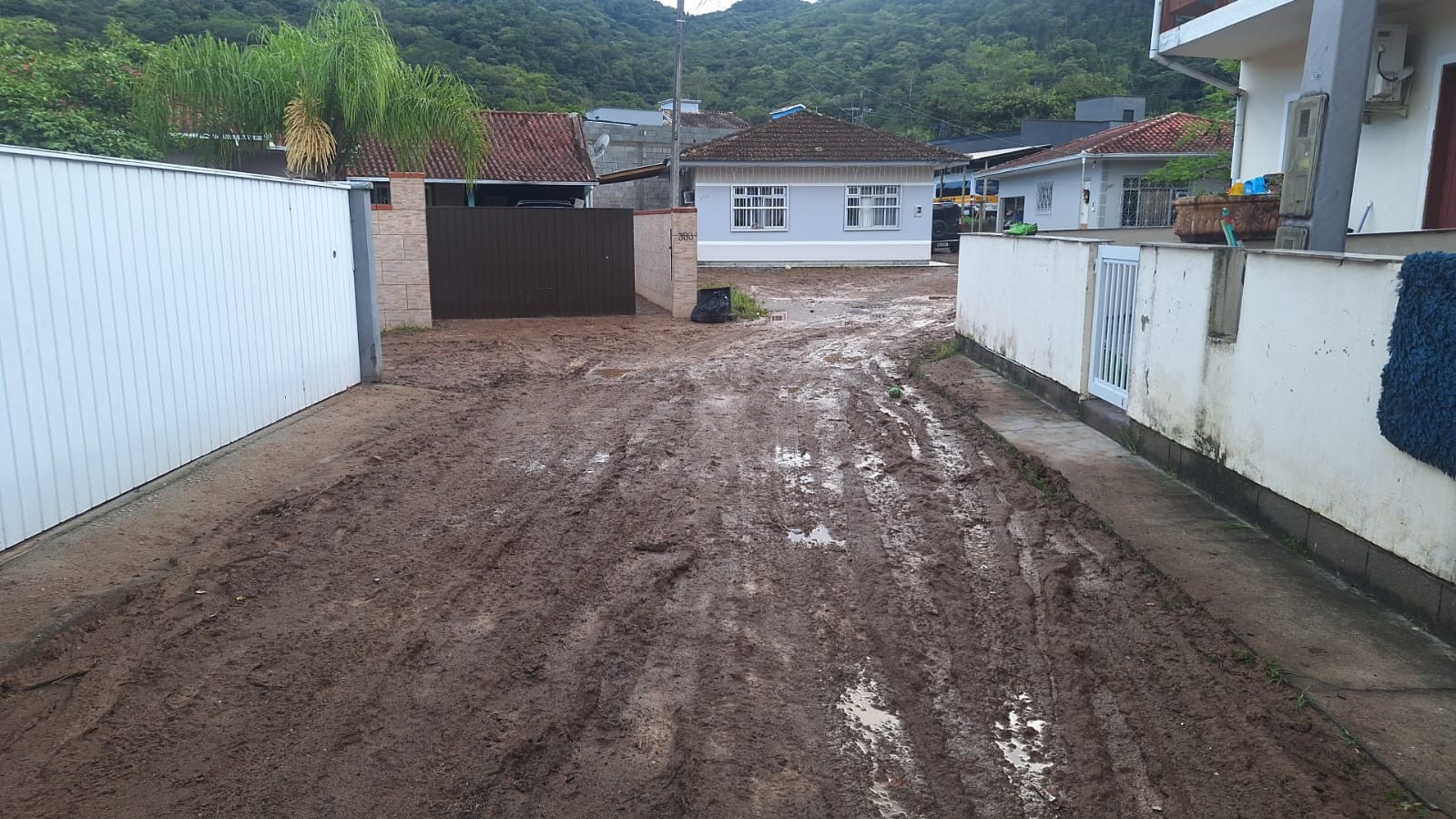 Cidade de SC onde família morreu arrastada por enxurrada decreta emergência e contabiliza estragos