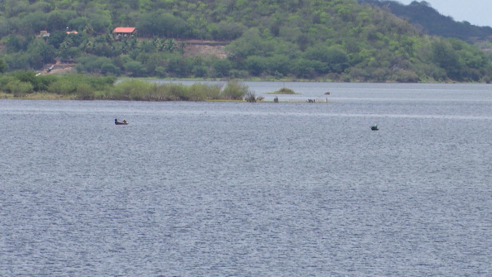 Canoas com pescadores no Açude de Boqueirão durante o período da piracema — Foto: Reprodução/TV Paraíba
