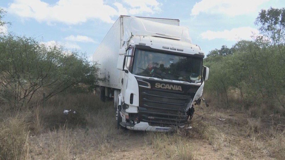 Acidente entre carro e carreta deixa mortos na BR-116, na BA — Foto: TV Bahia