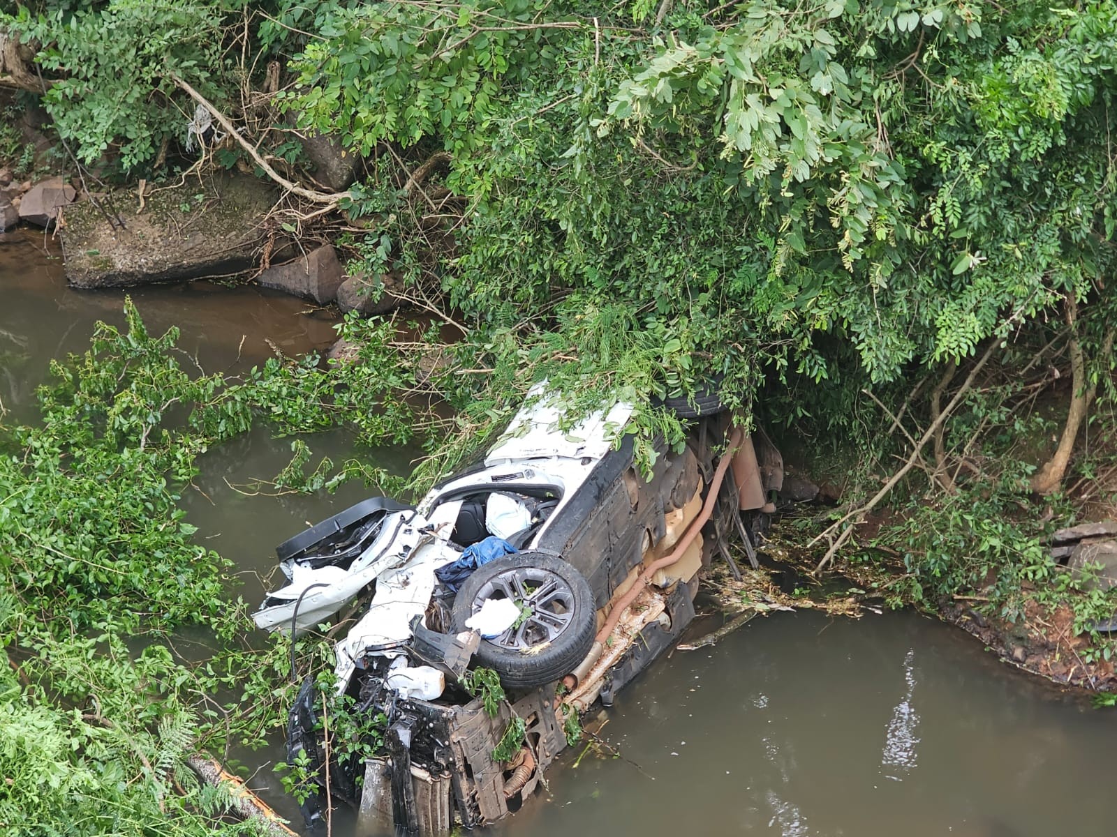 Médica morre após carro cair em riacho a caminho de plantão no Norte do RS