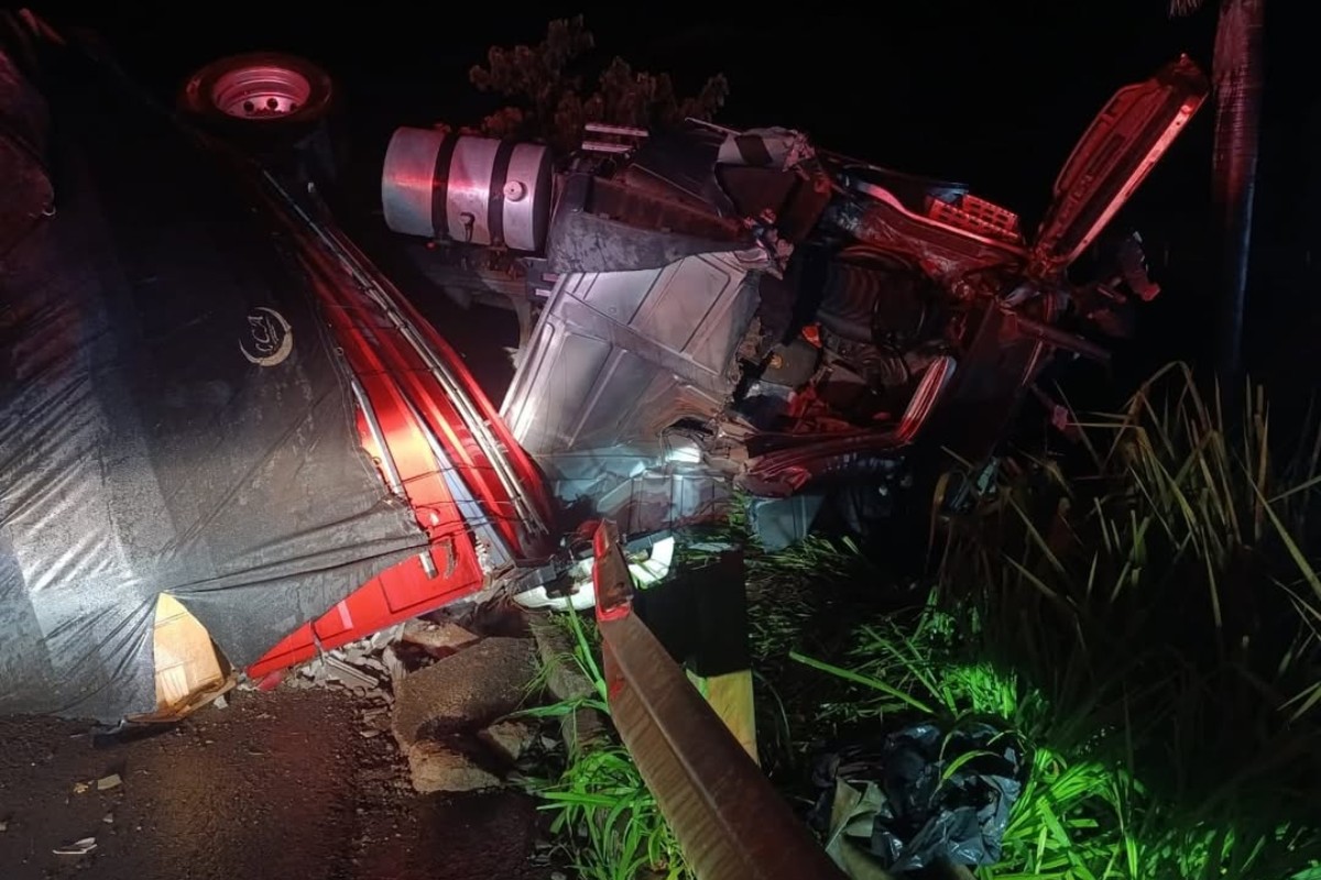 Pai e filho de 7 anos morrem em acidente entre carro e caminhão em rodovia do interior de SP