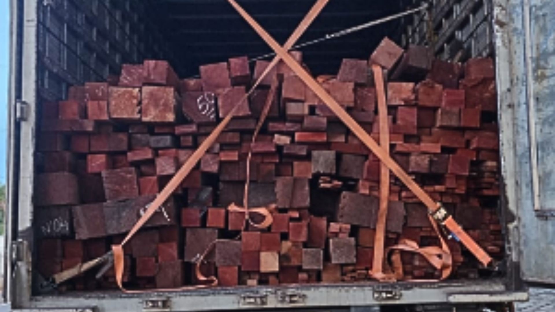 PRF apreende mais de 26 m³ de madeira ilegal na BR-230 em Balsas