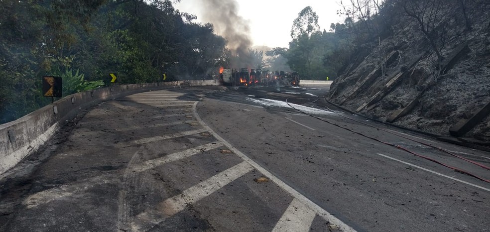 Caminhão ficou completamente destruído  — Foto: Divulgação/PRF