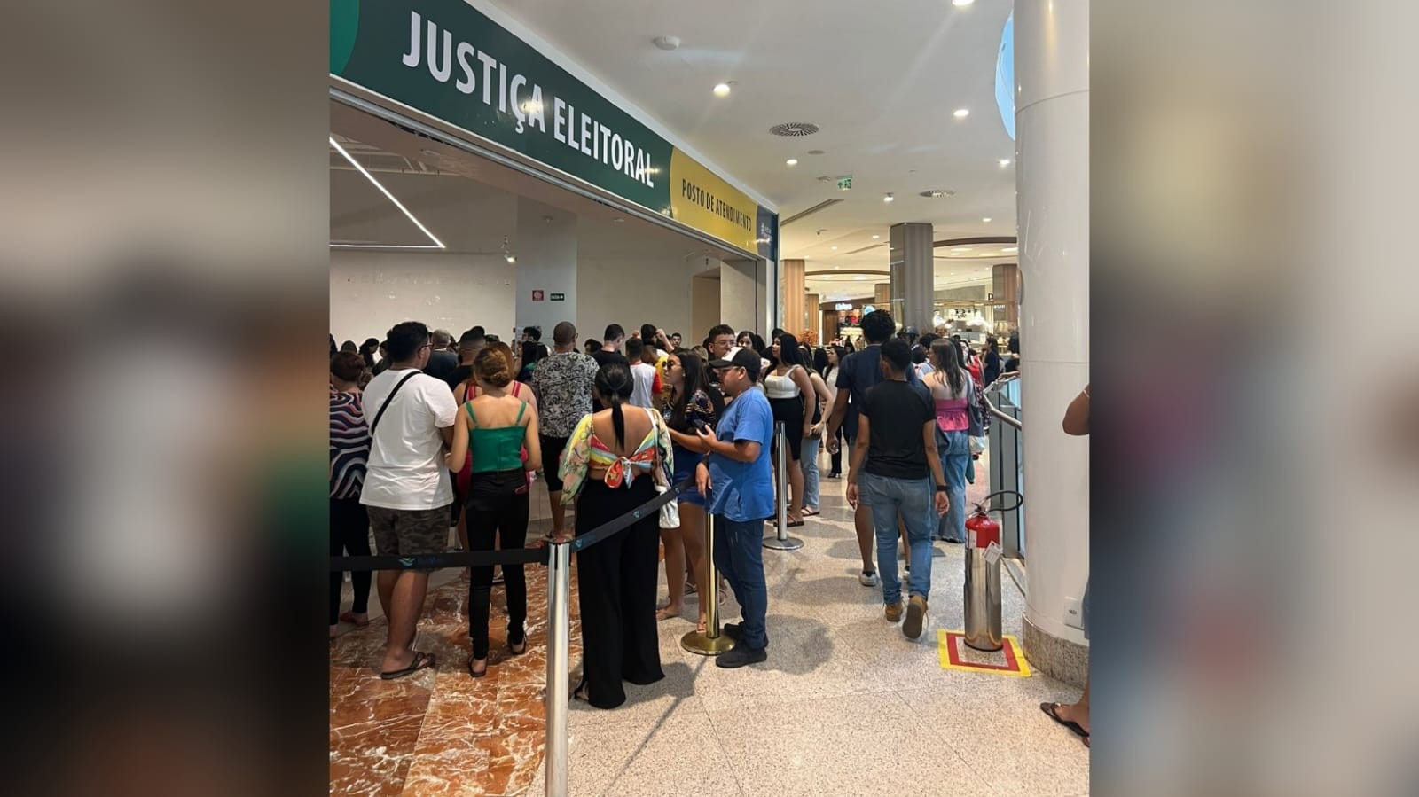 Ponto de atendimento para título de eleitor tem lotação e grandes filas no último dia para regularização, em Fortaleza