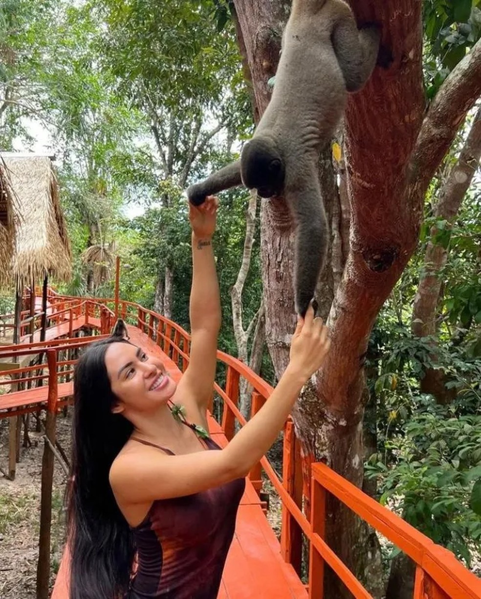 Isabelle Nogueira tem contato com animais da floresta amazônica — Foto: Reprodução/redes sociais