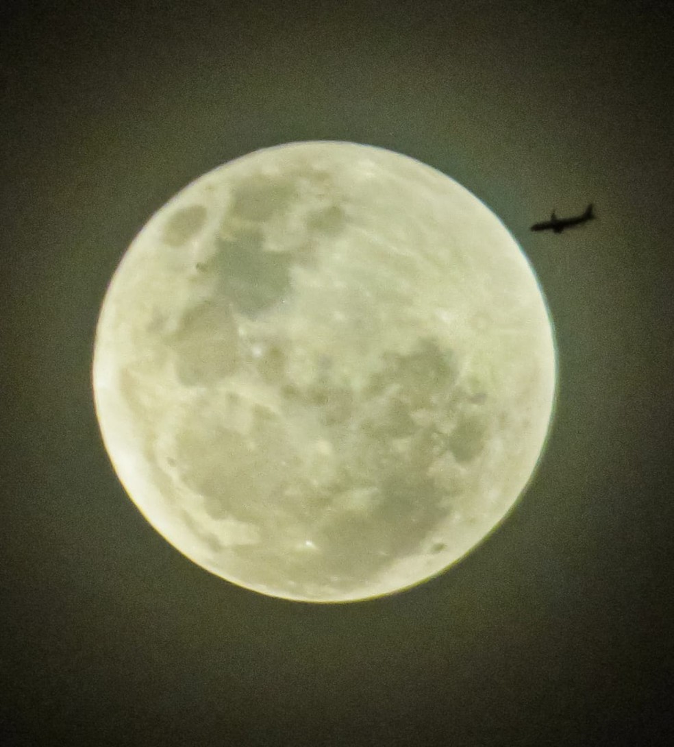 Avião passando próximo a superlua — Foto: Marlon Tenório/ Associação Astronômica de Arcoverde