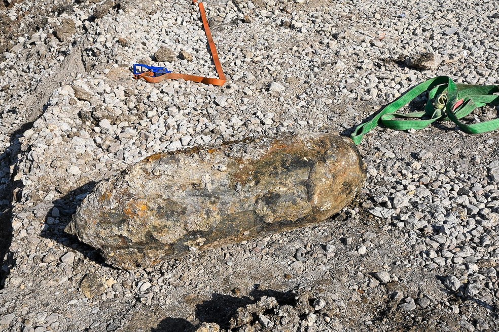 Polcia de Paris divulga fotos da bomba intacta da 2 Guerra Mundial  encontrada em trilhos de trem; VEJA | Mundo | G1