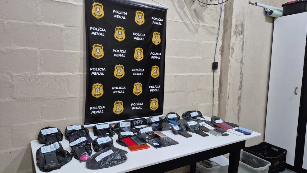 Aparelhos celulares apreendidos em presídio do Rio Grande do Sul — Foto: Divulgação/Ministério da Justiça